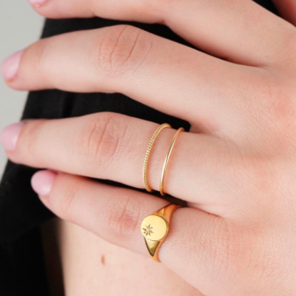 Mejuri star signet ring
